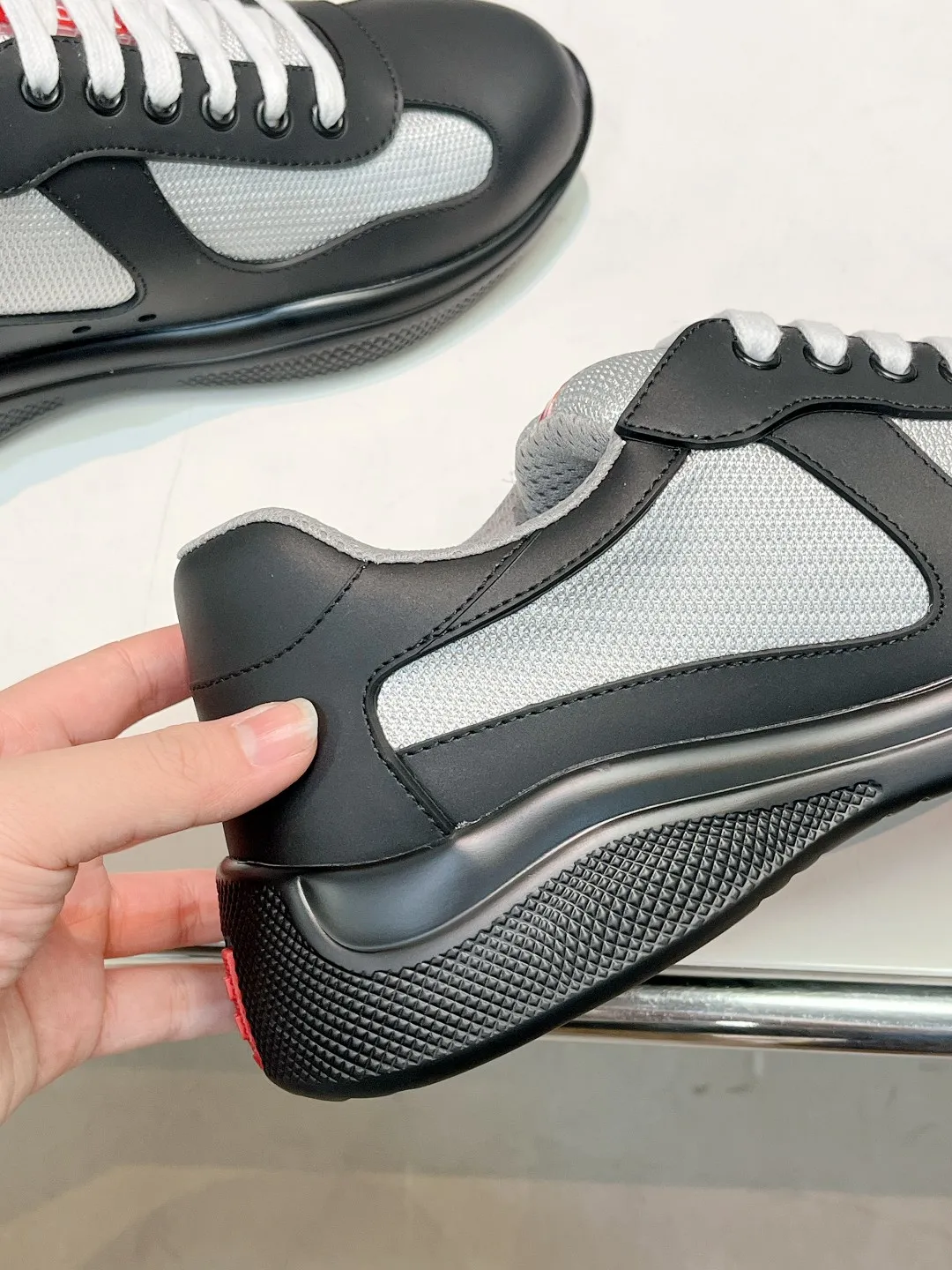 P680👟👟 Prada soft rubber and Bike fabric sports America’sCuP sneakers with Prada style have been redesigned, new fabrics and colors inject a new contemporary spirit into them. Size / 35-44 45 46 can be customized and non-returnable.